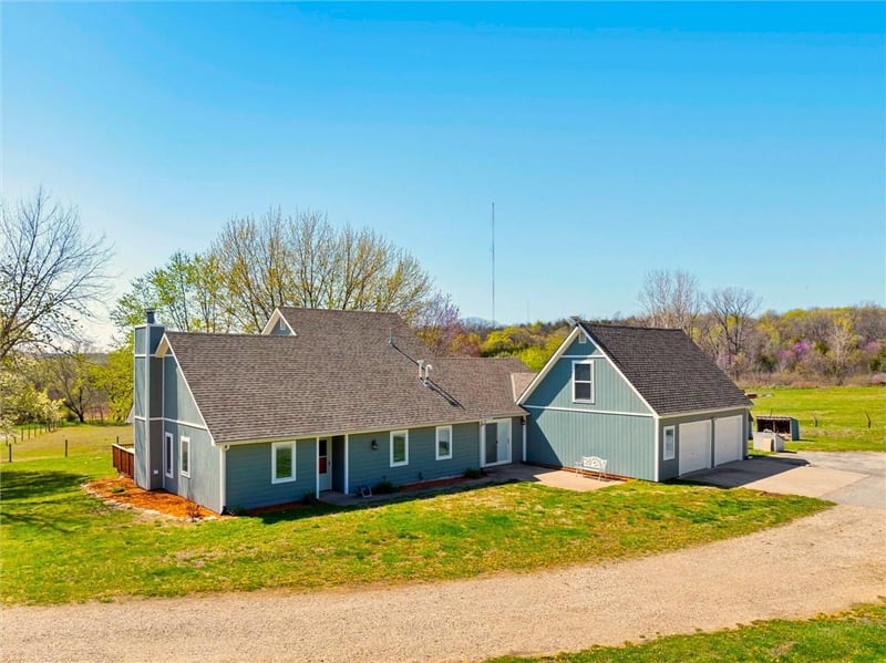 11096 43rd St, Perry, KS 66073
