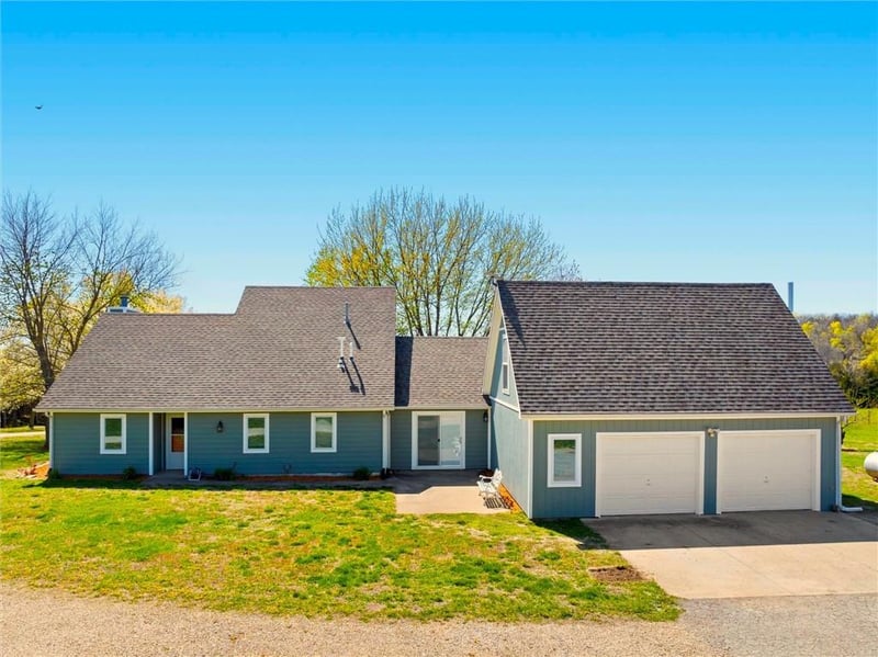 11096 43rd St, Perry, KS 66073