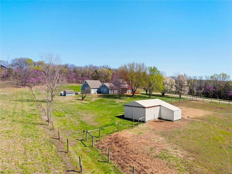 11096 43rd St, Perry, KS 66073