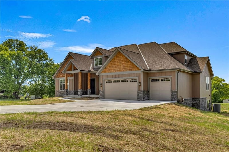 2017 Vilas St, Leavenworth, KS 66048