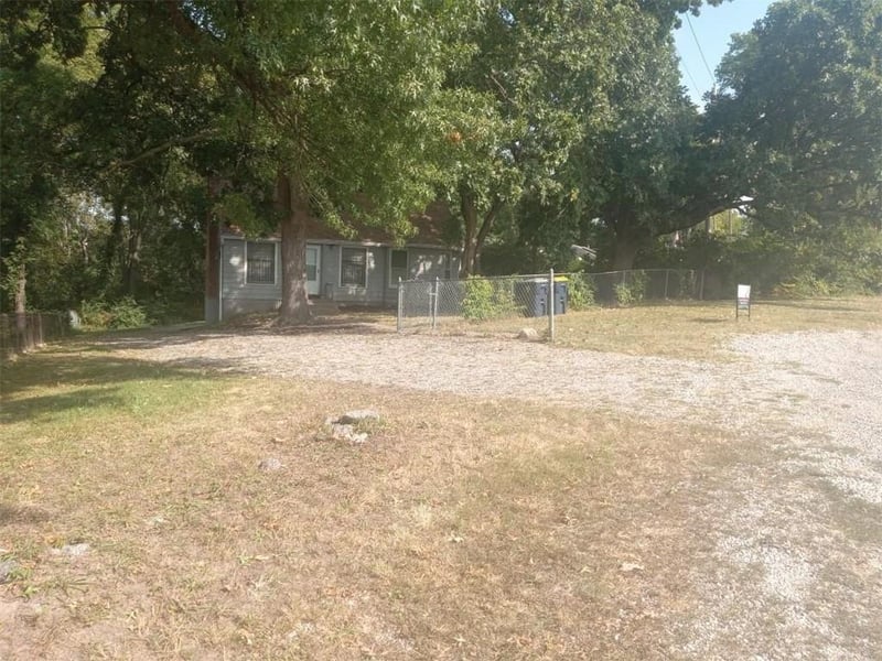 6800 Blue Pw, Kansas City, MO 64129