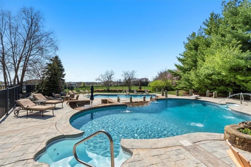 11063 W 164th St, Overland Park, KS 66221