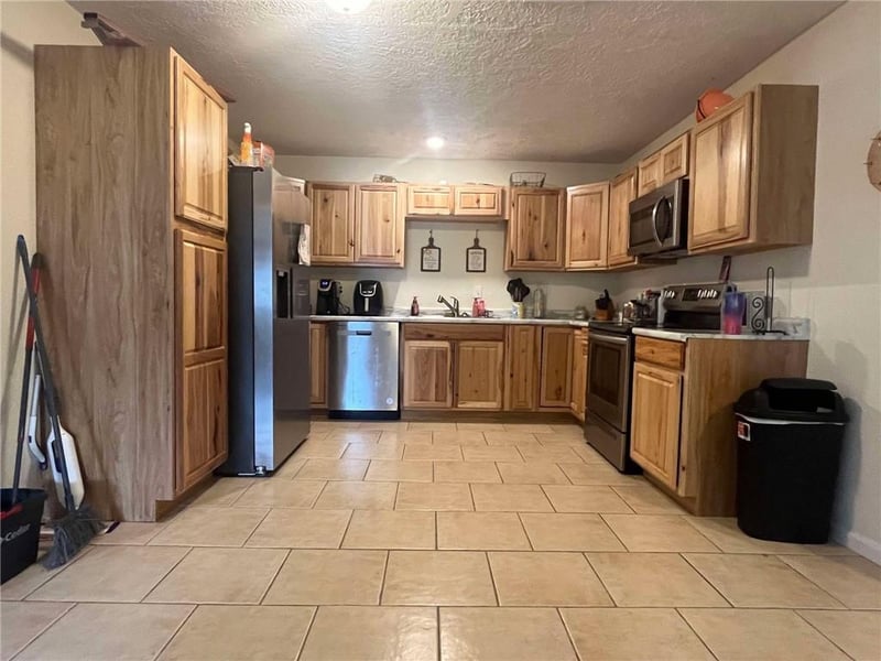100 4343p Ln, Clinton, MO 64735