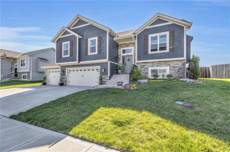 17936 Sunrise Dr, Weston, MO 64098