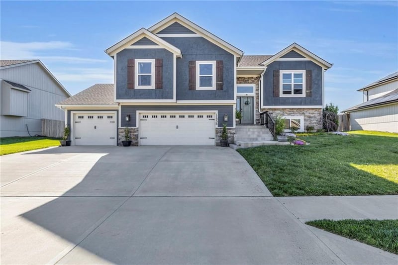 17936 Sunrise Dr, Weston, MO 64098