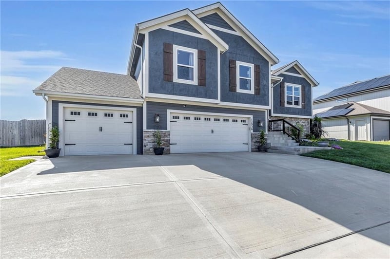 17936 Sunrise Dr, Weston, MO 64098