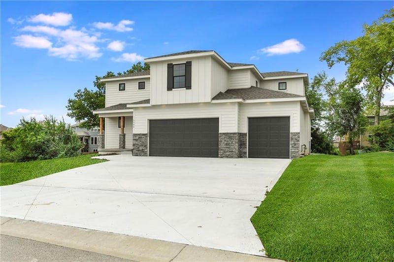 3904 Flintrock Dr, Lee's Summit, MO 64082