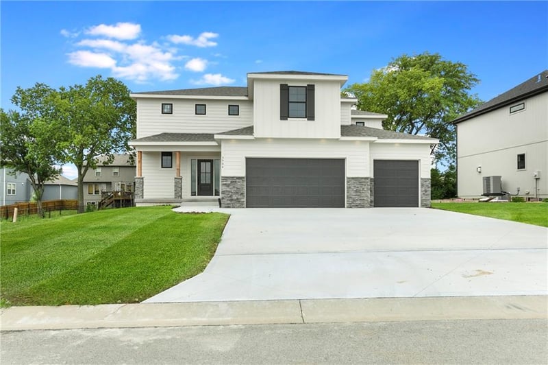 3904 Flintrock Dr, Lee's Summit, MO 64082