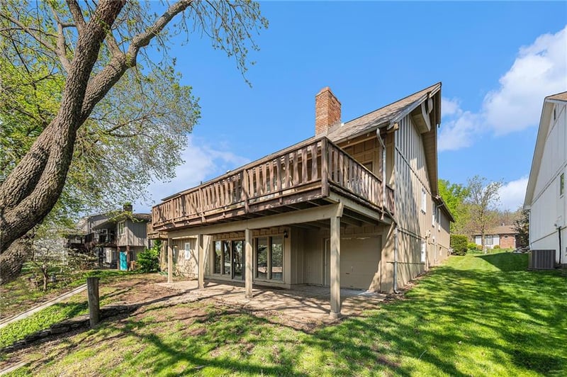 484 N Winnebago Dr, Lake Winnebago, MO 64034