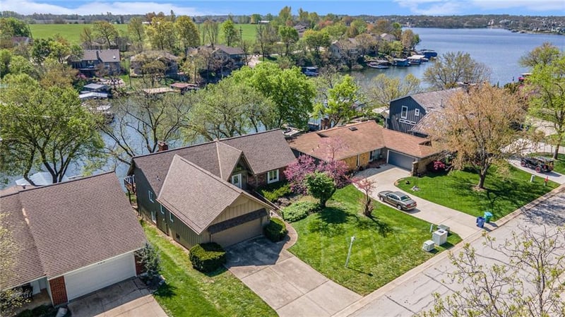 484 N Winnebago Dr, Lake Winnebago, MO 64034