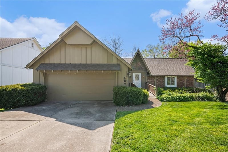 484 N Winnebago Dr, Lake Winnebago, MO 64034