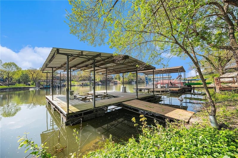 484 N Winnebago Dr, Lake Winnebago, MO 64034