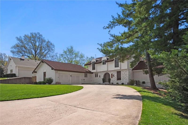 703 Montcrew Dr, Kansas City, MO 64114