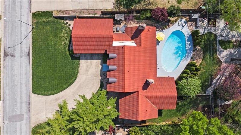 703 Montcrew Dr, Kansas City, MO 64114