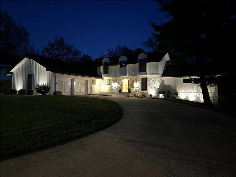 703 Montcrew Dr, Kansas City, MO 64114