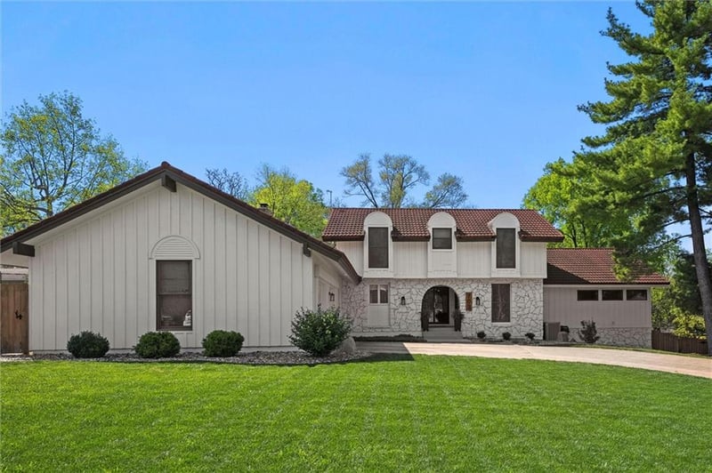 703 Montcrew Dr, Kansas City, MO 64114