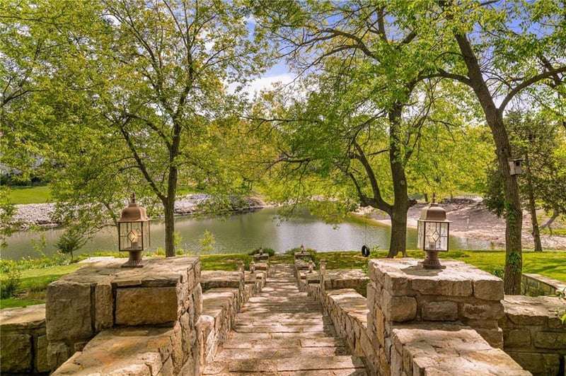 219 NW Locust St, Lee's Summit, MO 64064