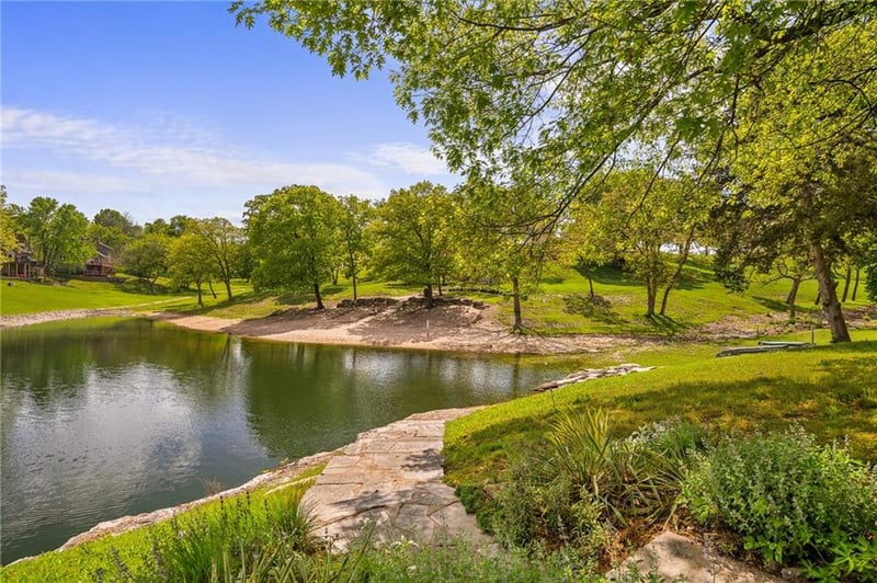 219 NW Locust St, Lee's Summit, MO 64064