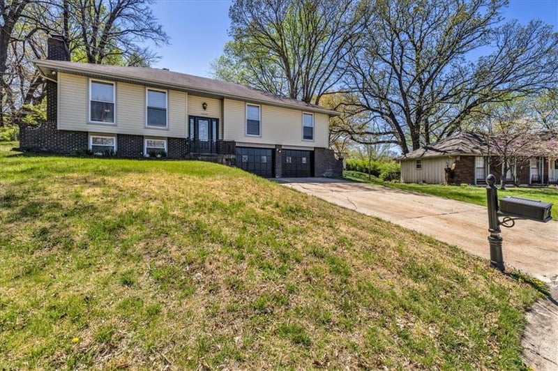 10705 58th St, Kansas City, MO 64152