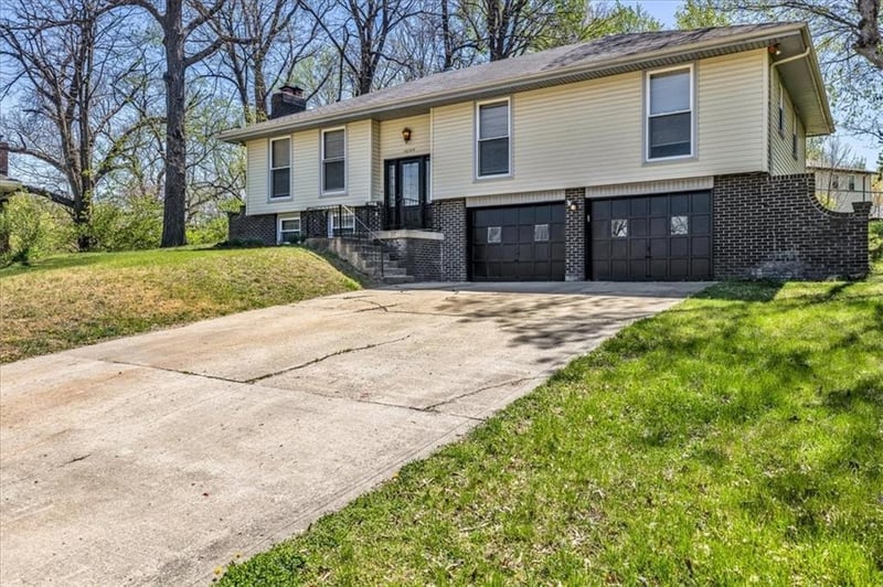 10705 58th St, Kansas City, MO 64152