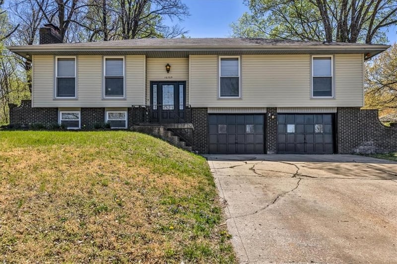 10705 58th St, Kansas City, MO 64152