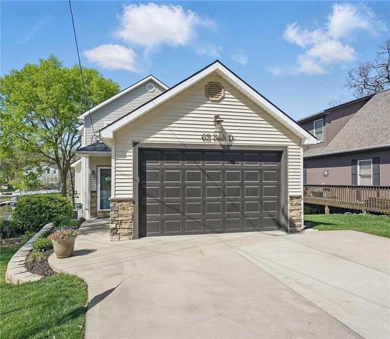 62 Beach Dr, Lake Tapawingo, MO 64015