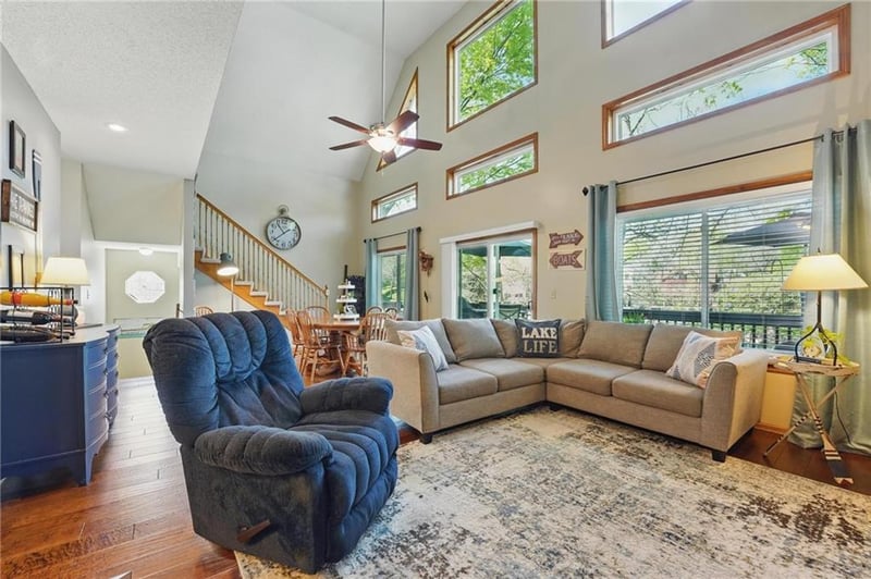 62 Beach Dr, Lake Tapawingo, MO 64015