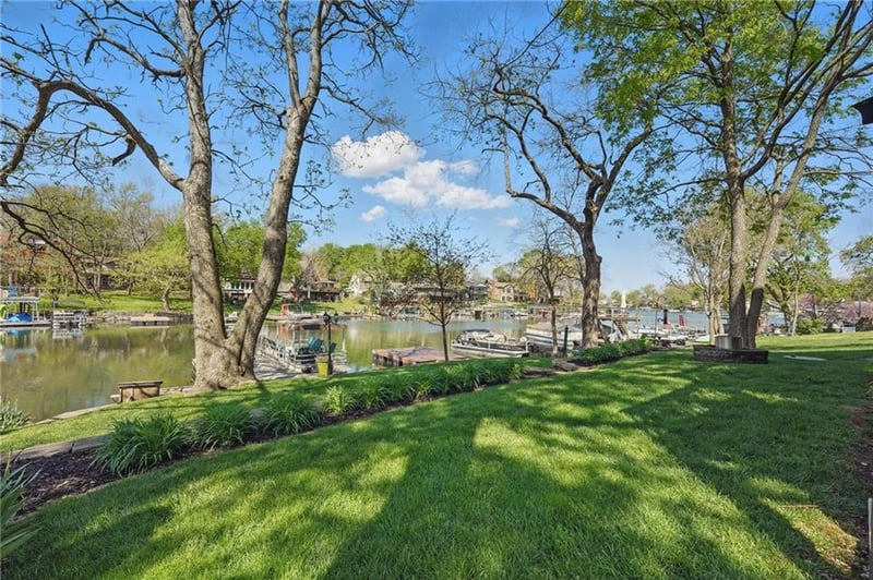 62 Beach Dr, Lake Tapawingo, MO 64015