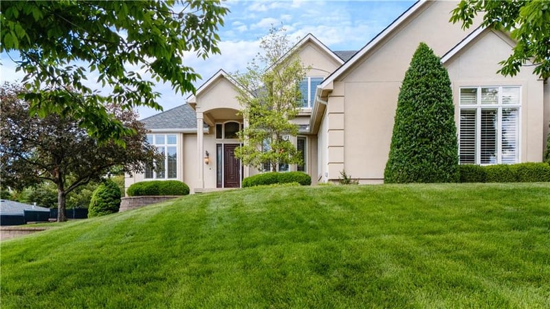 1604 NW Sunridge Dr, Blue Springs, MO 64015