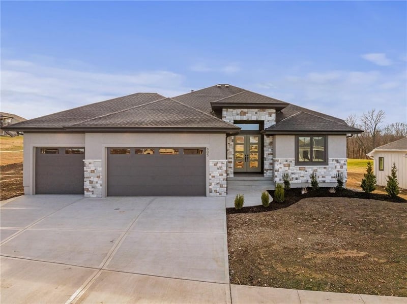 605 Hampstead Dr, Raymore, MO 64083