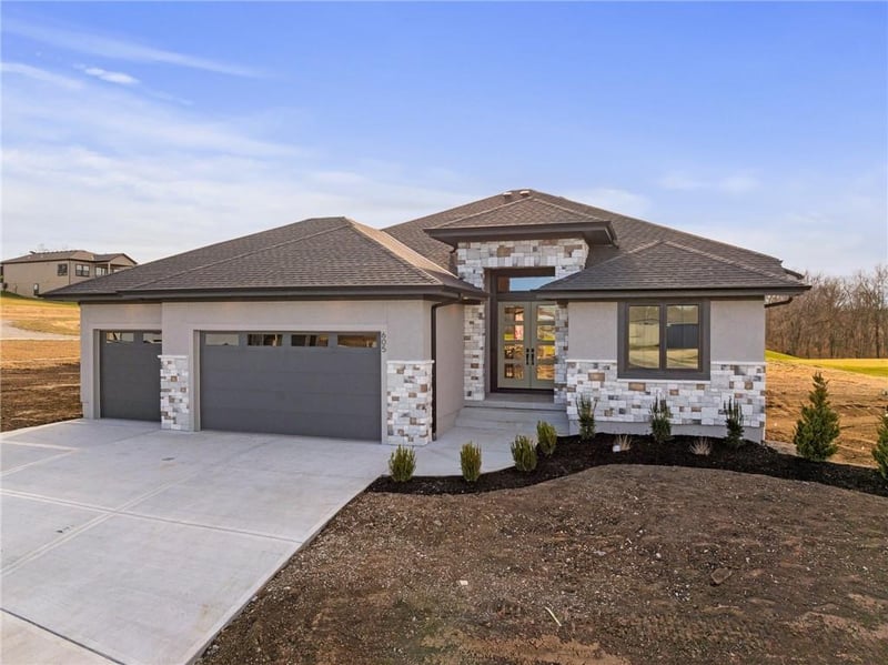 605 Hampstead Dr, Raymore, MO 64083