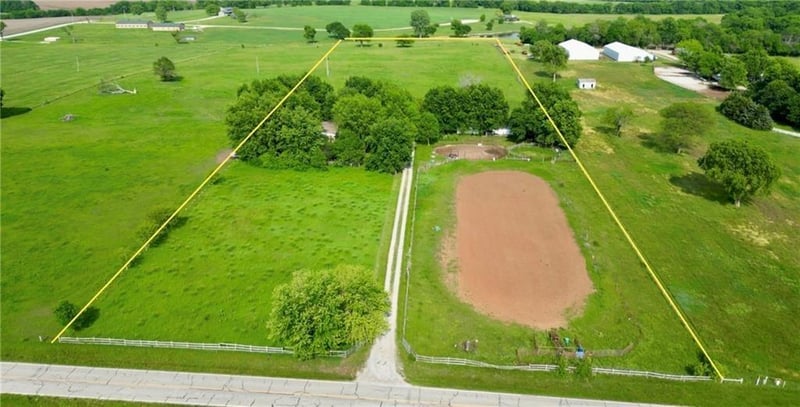 20875 Mission Rd, Bucyrus, KS 66013