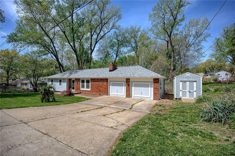 922 NW Valley Ln, Riverside, MO 64150