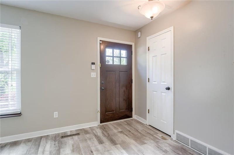 922 NW Valley Ln, Riverside, MO 64150