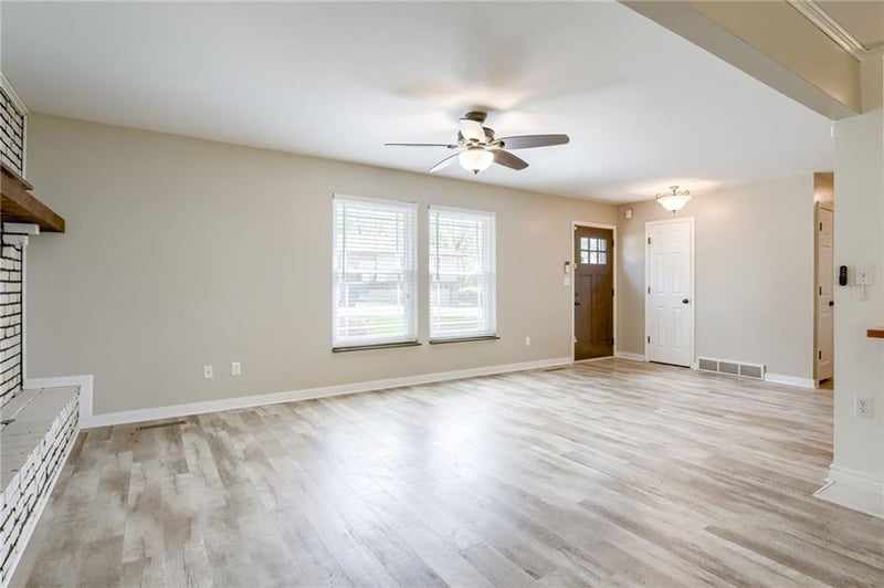 922 NW Valley Ln, Riverside, MO 64150