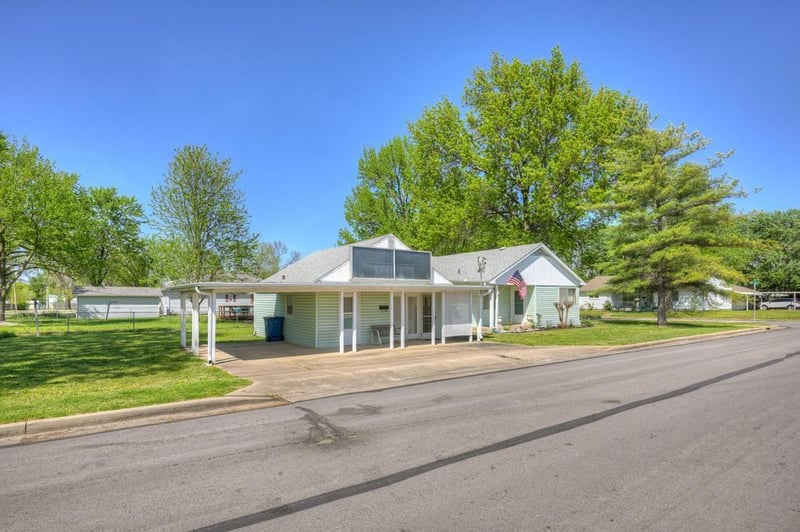 2147 S Main St, Carthage, MO 64836