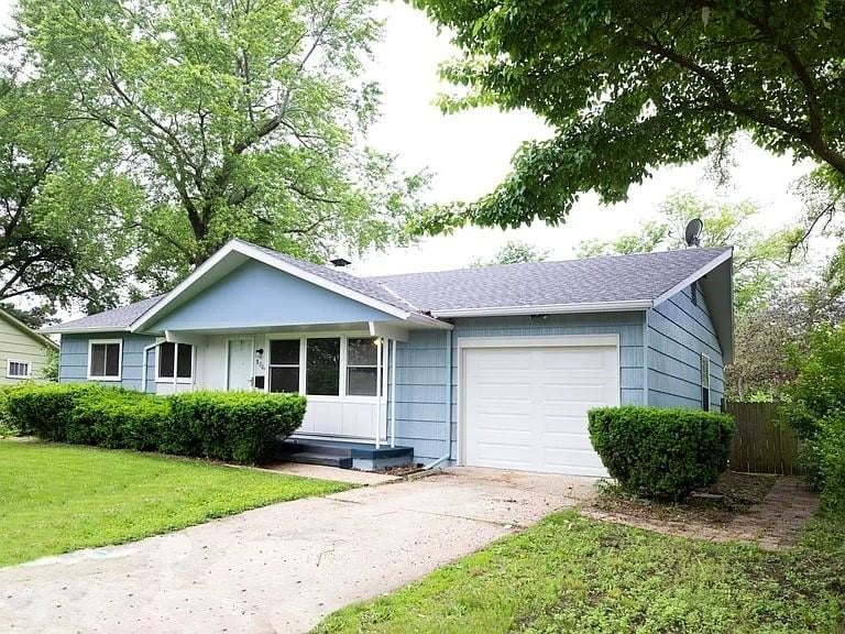 8704 Manchester Ave, Kansas City, MO 64138