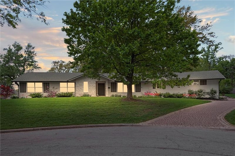 9818 Overbrook Ct, Leawood, KS 66206