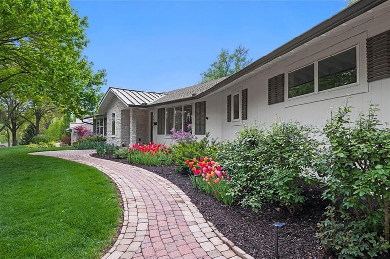 9818 Overbrook Ct, Leawood, KS 66206