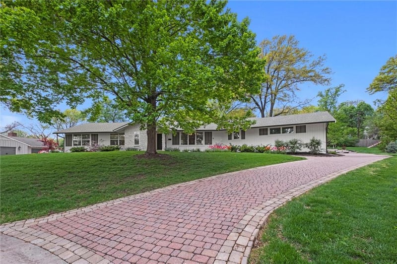 9818 Overbrook Ct, Leawood, KS 66206