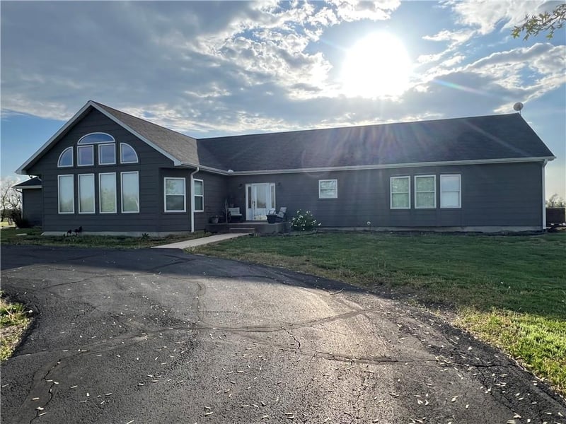 1988 Nebraska Rd, Iola, KS 66749