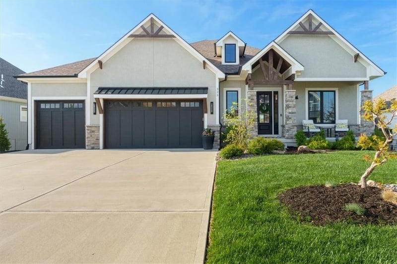 325 Ambersham Dr, Lee's Summit, MO 64081