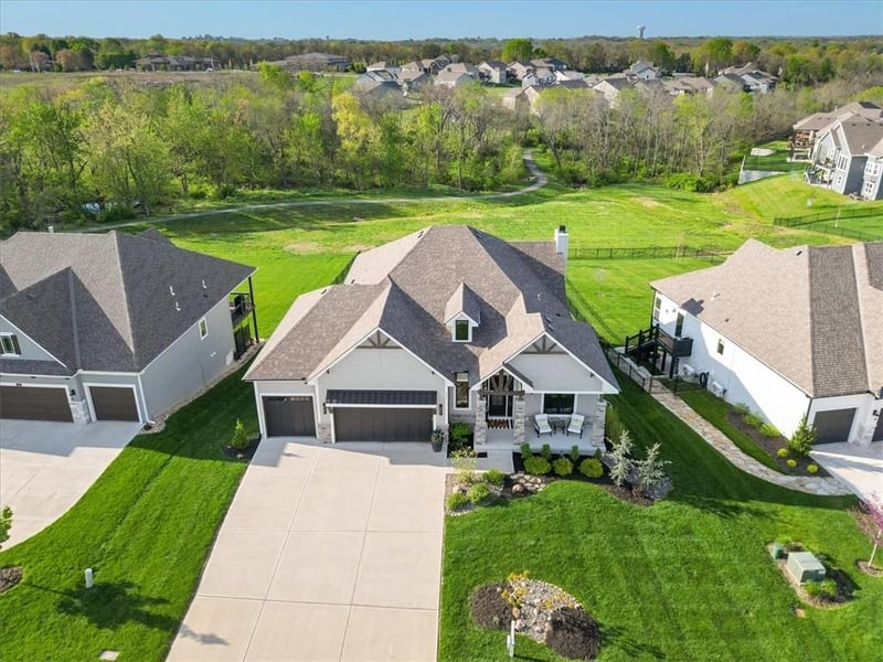 325 Ambersham Dr, Lee's Summit, MO 64081