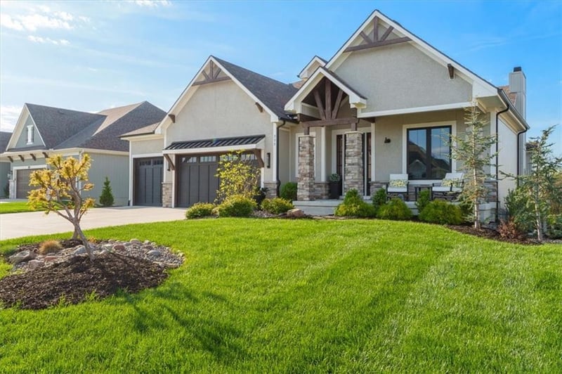 325 Ambersham Dr, Lee's Summit, MO 64081