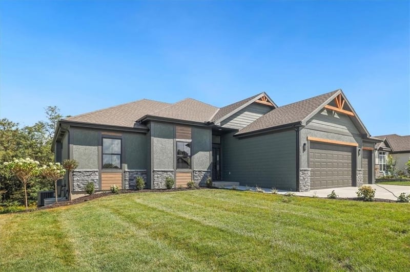 604 Blackhawke Dr, Smithville, MO 64089