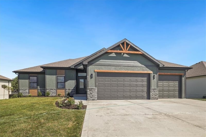 604 Blackhawke Dr, Smithville, MO 64089