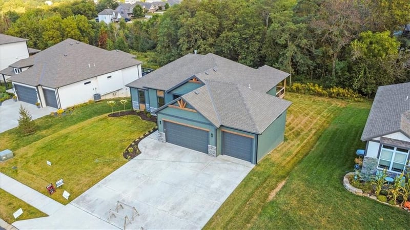 604 Blackhawke Dr, Smithville, MO 64089