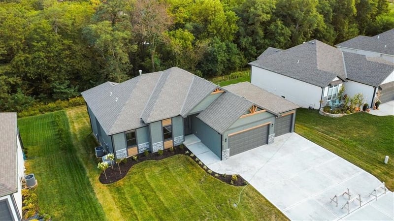 604 Blackhawke Dr, Smithville, MO 64089
