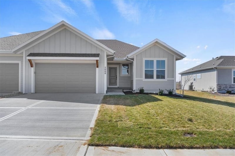 5025 146th St, Basehor, KS 66007
