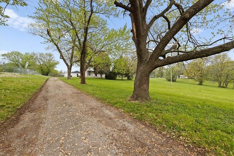 8025 E 57th St, Kansas City, MO 64129